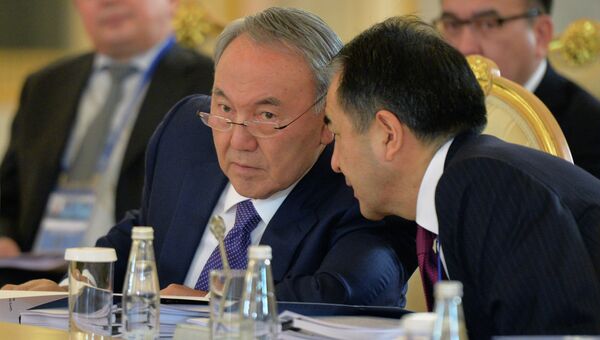 Президент Казахстана Нурсултан Назарбаев (слева). Архивное фото Президент Казахстана Нурсултан Назарбаев (слева). Архивное фото
