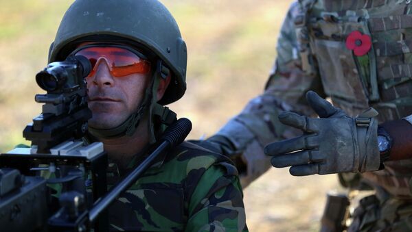 Британский военный инструктор обучает солдата. Архивное фото Британский военный инструктор обучает солдата. Архивное фото