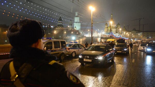 Полицейские машины на месте убийства политика Бориса Немцова Полицейские машины на месте убийства политика Бориса Немцова