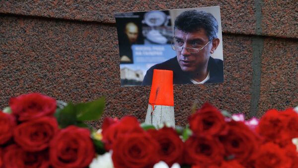 Горожане возлагают цветы на месте убийства политика Бориса Немцова Горожане возлагают цветы на месте убийства политика Бориса Немцова