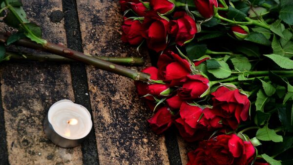 Цветы на месте убийства политика Бориса Немцова Цветы на месте убийства политика Бориса Немцова