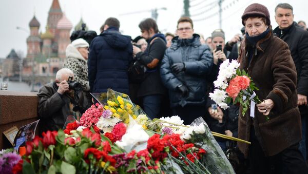 Цветы на месте убийства политика Бориса Немцова. Архивное фото Цветы на месте убийства политика Бориса Немцова. Архивное фото