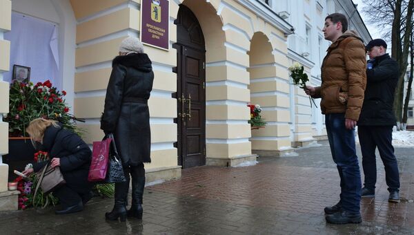 Жители возлагают цветы к зданию Ярославской думы, где работал российский политик Борис Немцов. Архивное фото Жители возлагают цветы к зданию Ярославской думы, где работал российский политик Борис Немцов. Архивное фото