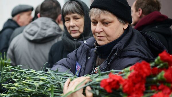 Жители Москвы у Сахаровского центра перед церемонией прощания с политиком Борисом Немцовым Жители Москвы у Сахаровского центра перед церемонией прощания с политиком Борисом Немцовым