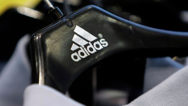 Вешалка с логотипом компании Adidas. Архивное фото Вешалка с логотипом компании Adidas. Архивное фото