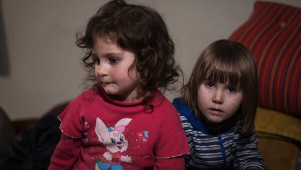 Дети в подвале в городе Дебальцево Донецкой области. Архивное фото Дети в подвале в городе Дебальцево Донецкой области. Архивное фото
