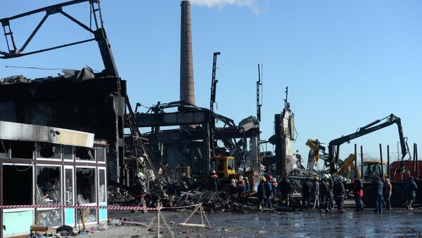 Разбор завалов на месте пожара в казанском торговом центре Адмирал. Архивное фото Разбор завалов на месте пожара в казанском торговом центре Адмирал. Архивное фото