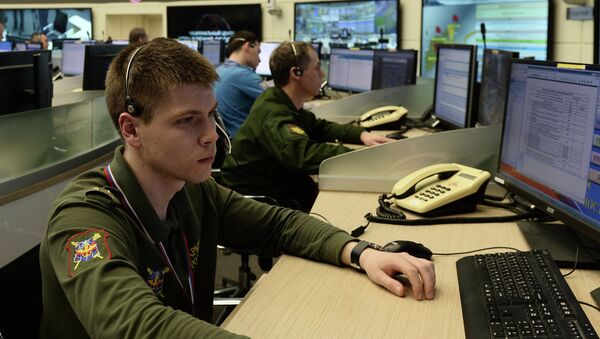 Военнослужащий в центре Управления военными учениями. Архивное фото Военнослужащий в центре Управления военными учениями. Архивное фото