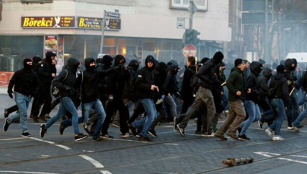 Участники анти-капиталистического движения Blockupy на улицах Франкфурта-на-Майне Участники анти-капиталистического движения Blockupy на улицах Франкфурта-на-Майне