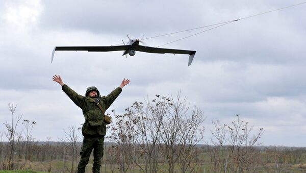 Военнослужащий запускает беспилотный летательный аппарат во время учений на полигоне. Архивное фото Военнослужащий запускает беспилотный летательный аппарат во время учений на полигоне. Архивное фото
