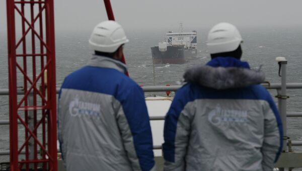 Сотрудники ледостойкой нефтяной платформы. Архивное фото Сотрудники ледостойкой нефтяной платформы. Архивное фото