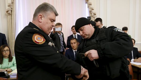 Полицейский надевает наручники на председателя Украинской государственной аварийно-спасательной службы Сергея Бочковского Полицейский надевает наручники на председателя Украинской государственной аварийно-спасательной службы Сергея Бочковского