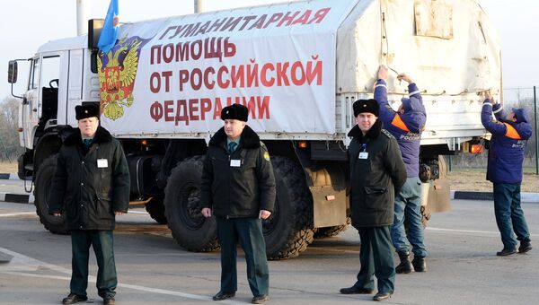 Украинские пограничники досматривают грузовой автомобиль из внеочередной колонны МЧС Украинские пограничники досматривают грузовой автомобиль из внеочередной колонны МЧС