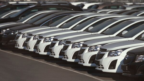 Автомобили Opel и Chevrolet на автостоянке возле завода General Motors в Санкт-Петербурге. Архивное фото Автомобили Opel и Chevrolet на автостоянке возле завода General Motors в Санкт-Петербурге. Архивное фото