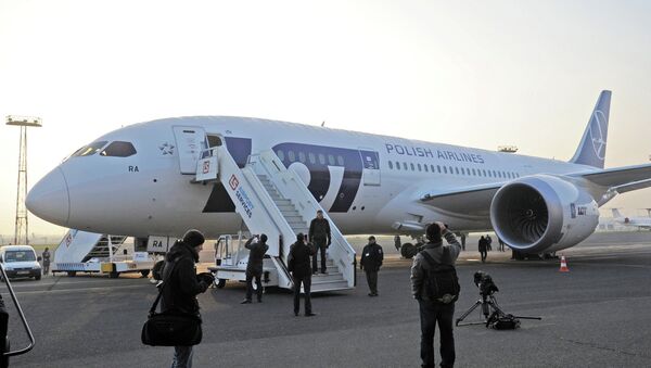 Самолет Boeing 787 Dreamliner авиакомпании LOT на взлетной полосе аэропорта имени Фредерика Шопена. Варшава, Польша. Архивное фото Самолет Boeing 787 Dreamliner авиакомпании LOT на взлетной полосе аэропорта имени Фредерика Шопена. Варшава, Польша. Архивное фото