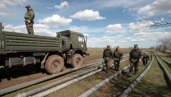 Военнослужащие выполняют работы по прокладке трубопровода от Северо-Крымского канала Военнослужащие выполняют работы по прокладке трубопровода от Северо-Крымского канала