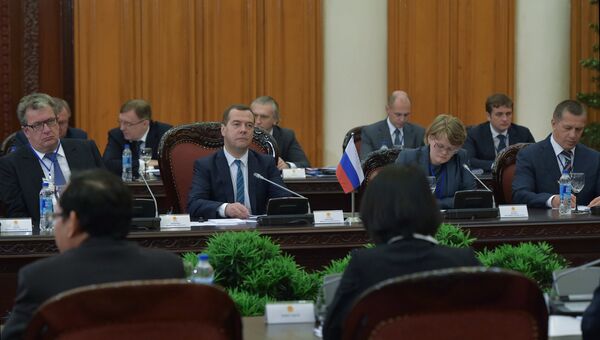 Председатель правительства РФ Дмитрий Медведев во время российско-вьетнамских переговоров в расширенном составе в Ханое, Вьетнам Председатель правительства РФ Дмитрий Медведев во время российско-вьетнамских переговоров в расширенном составе в Ханое, Вьетнам