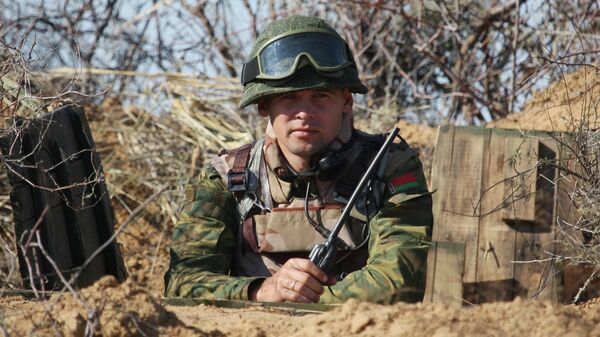 Белорусский военнослужащий в окопе Белорусский военнослужащий в окопе