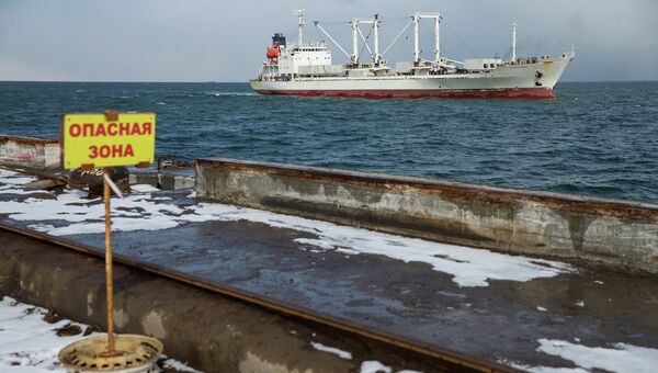 Судно Андромеда, доставившее выживших моряков и тела погибших членов экипажа с затонувшего траулера Дальний Восток, в порту Корсакова Судно Андромеда, доставившее выживших моряков и тела погибших членов экипажа с затонувшего траулера Дальний Восток, в порту Корсакова