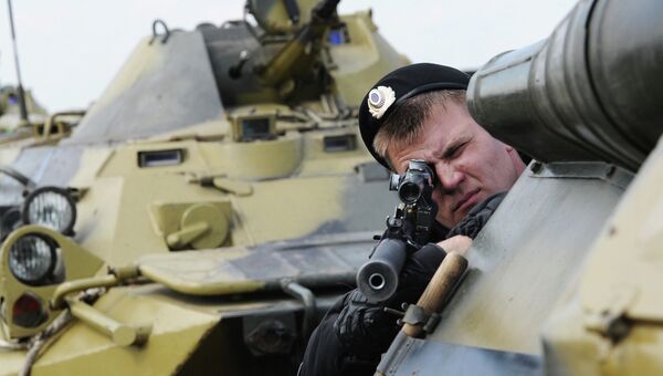Военнослужащий Внутренних войск МВД России во время учений. Архивное фото Военнослужащий Внутренних войск МВД России во время учений. Архивное фото