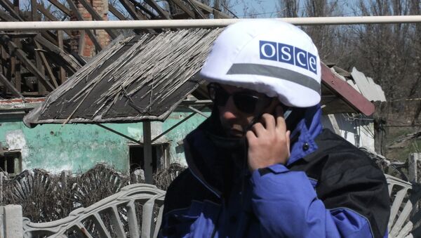 Представители ОБСЕ осматривают поселок Спартак в Донецкой области. Архивное фото Представители ОБСЕ осматривают поселок Спартак в Донецкой области. Архивное фото