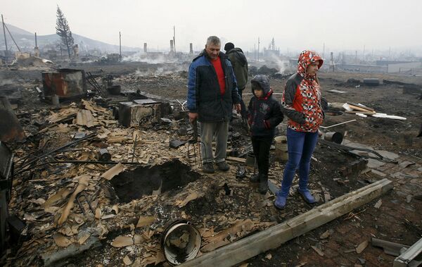 Жители поселка Шира в Хакасии после разрушительных пожаров. Апрель 2015 Жители поселка Шира в Хакасии после разрушительных пожаров. Апрель 2015