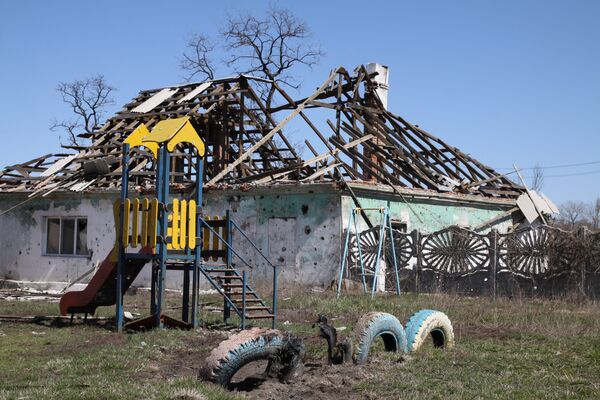 Разрушенные постройки в поселке Спартак в Донецкой области, где в ходе минувших ночи и дня велись обстрелы позиций ополчения Разрушенные постройки в поселке Спартак в Донецкой области, где в ходе минувших ночи и дня велись обстрелы позиций ополчения