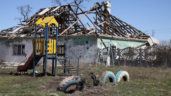 Разрушенные постройки в поселке Спартак в Донецкой области, где в ходе минувших ночи и дня велись обстрелы позиций ополчения Разрушенные постройки в поселке Спартак в Донецкой области, где в ходе минувших ночи и дня велись обстрелы позиций ополчения