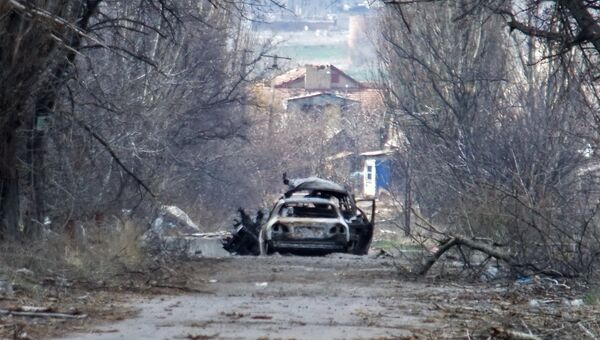Обстреленный автомобиль с журналистами у населенного пункта Пески в пригороде Донецка Обстреленный автомобиль с журналистами у населенного пункта Пески в пригороде Донецка