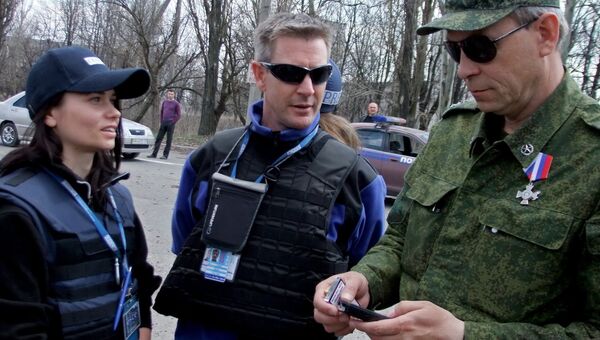 Представитель ополчения ДНР Эдуард Басурин и сотрудник миссии ОБСЕ . Архивное фото Представитель ополчения ДНР Эдуард Басурин и сотрудник миссии ОБСЕ . Архивное фото