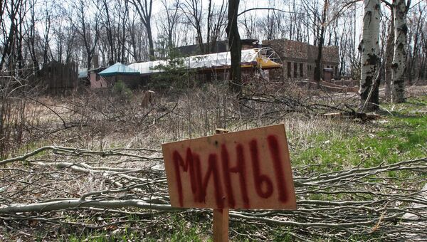 Табличка с надписью мины в Донецкой области. Архивное фото Табличка с надписью мины в Донецкой области. Архивное фото