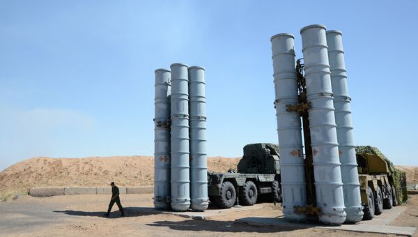 Военнослужащий у зенитно-ракетной системы С-300ПС . Архивное фото Военнослужащий у зенитно-ракетной системы С-300ПС . Архивное фото