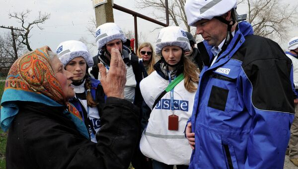 Жительница деревни Широкино разговаривает с представителем ОБСЕ Александром Хугом Жительница деревни Широкино разговаривает с представителем ОБСЕ Александром Хугом