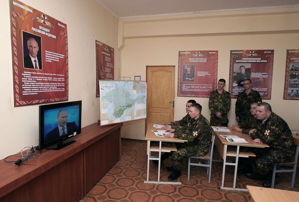 Военнослужащие разветотряда Русь ВВ МВД России смотрят трансляцию Прямой линии с Владимиром Путиным Военнослужащие разветотряда Русь ВВ МВД России смотрят трансляцию Прямой линии с Владимиром Путиным