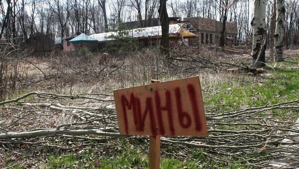 Табличка с надписью мины в пригороде Донецка. Архивное фото Табличка с надписью мины в пригороде Донецка. Архивное фото