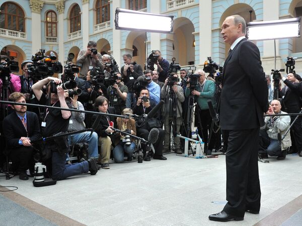 Президент России Владимир Путин отвечает на вопросы журналистов после окончания прямой линии Президент России Владимир Путин отвечает на вопросы журналистов после окончания прямой линии