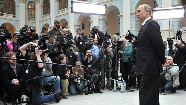 Президент России Владимир Путин отвечает на вопросы журналистов после окончания прямой линии Президент России Владимир Путин отвечает на вопросы журналистов после окончания прямой линии