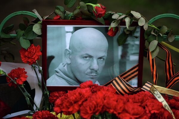 Цветы и свечи у посольства Украины в Москве в память об убитом в Киеве журналисте Олесе Бузине Цветы и свечи у посольства Украины в Москве в память об убитом в Киеве журналисте Олесе Бузине