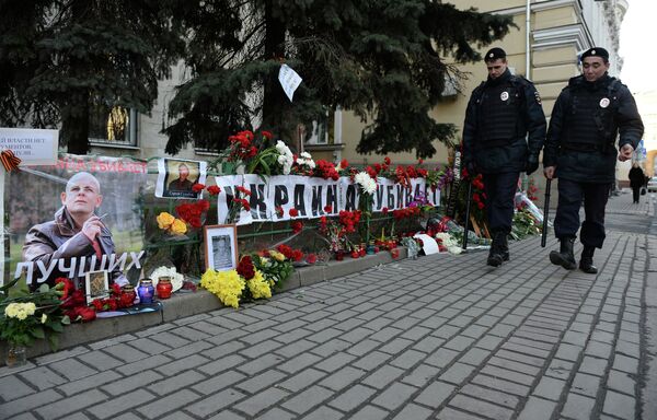 Цветы и свечи у посольства Украины в Москве в память об убитом в Киеве журналисте Олесе Бузине Цветы и свечи у посольства Украины в Москве в память об убитом в Киеве журналисте Олесе Бузине