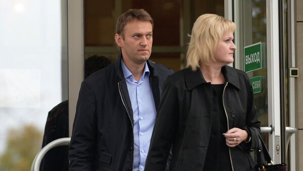 Оппозиционер Алексей Навальный и адвокат Ольга Михайлова у здания Мосгорсуда после судебного заседания Оппозиционер Алексей Навальный и адвокат Ольга Михайлова у здания Мосгорсуда после судебного заседания