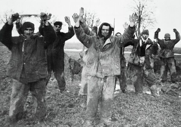 Немецкие солдаты сдаются в плен Немецкие солдаты сдаются в плен