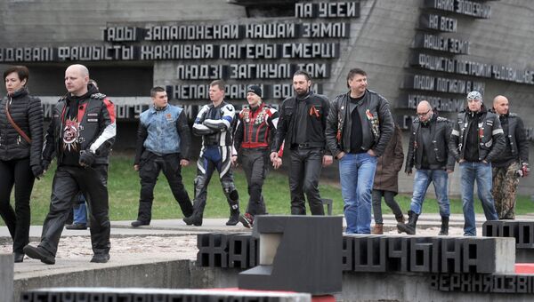 Мотоциклисты из клуба Ночные волки у мемориального комплекса в деревне Хатынь Мотоциклисты из клуба Ночные волки у мемориального комплекса в деревне Хатынь