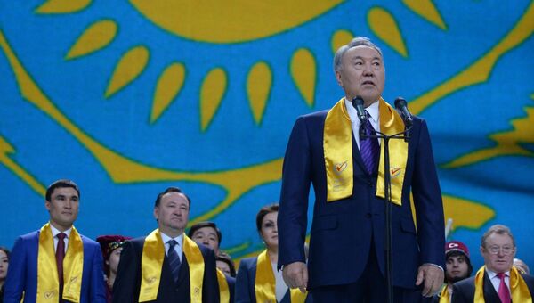Нурсултан Назарбаев на праздничном концерте в Астане в честь его победы на президентских выборах. Нурсултан Назарбаев на праздничном концерте в Астане в честь его победы на президентских выборах.
