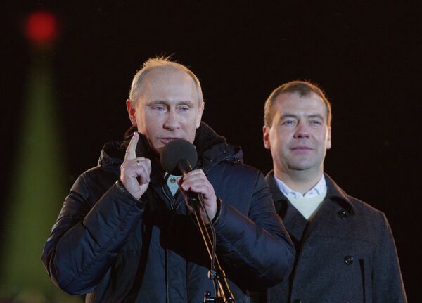 Дмитрий Медведев и Владимир Путин во время митинга на Манежной площади Дмитрий Медведев и Владимир Путин во время митинга на Манежной площади
