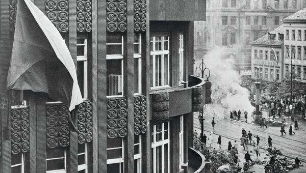 На здании в Праге развевается флаг Чехословакии. Май 1945 года На здании в Праге развевается флаг Чехословакии. Май 1945 года