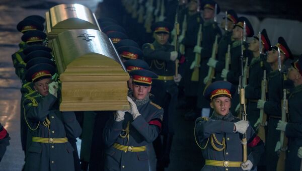 Солдаты роты почетного караула несут прах великого князя Николая Николаевича Романова (младшего), командовавшего русской армией в 1914 году, и его супруги великой княгини Анастасии Николаевны Солдаты роты почетного караула несут прах великого князя Николая Николаевича Романова (младшего), командовавшего русской армией в 1914 году, и его супруги великой княгини Анастасии Николаевны