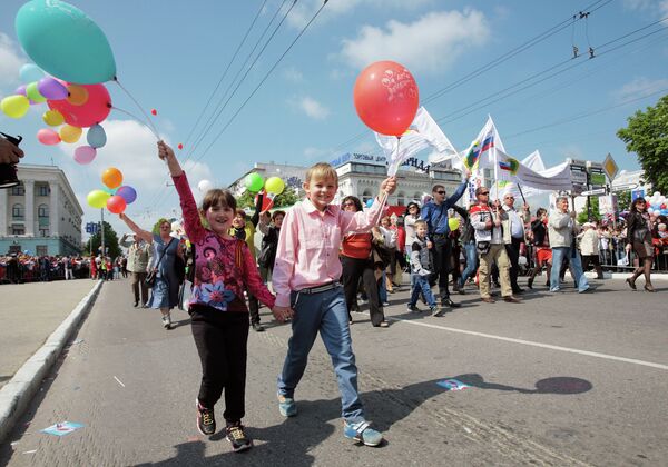 Участники первомайского шествия в Симферополе Участники первомайского шествия в Симферополе