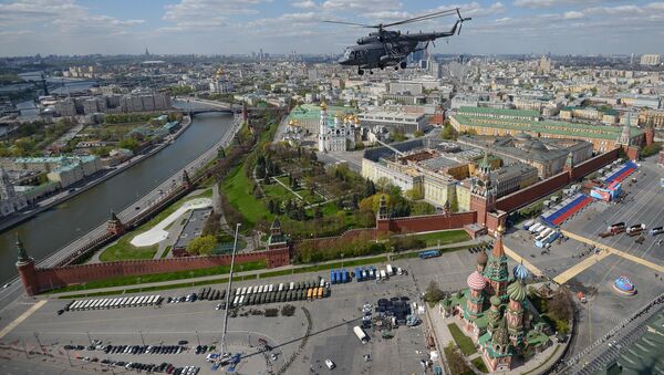 Вертолет Ми-8 во время репетиции воздушной части военного парада в Москве. Архивное фото. Вертолет Ми-8 во время репетиции воздушной части военного парада в Москве. Архивное фото.