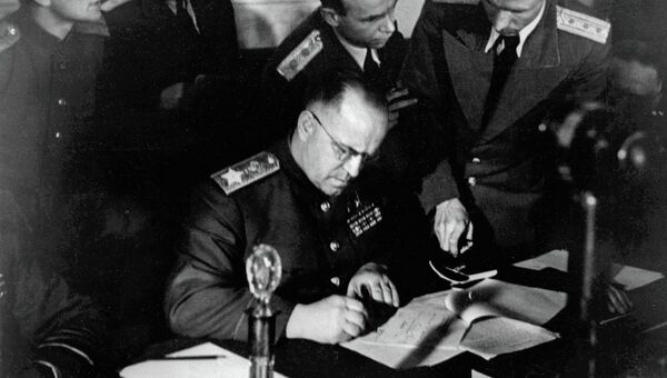 Маршал Советского Союза Георгий Константинович Жуков (в центре) подписывает Акт о безоговорочной капитуляции фашистской Германии в Карлсхорсте в Берлине Маршал Советского Союза Георгий Константинович Жуков (в центре) подписывает Акт о безоговорочной капитуляции фашистской Германии в Карлсхорсте в Берлине