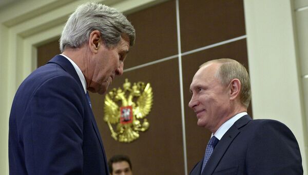 Президент России Владимир Путин и государственный секретарь США Джон Керри во время встречи в резиденции Бочаров ручей в Сочи. Архивное фото Президент России Владимир Путин и государственный секретарь США Джон Керри во время встречи в резиденции Бочаров ручей в Сочи. Архивное фото